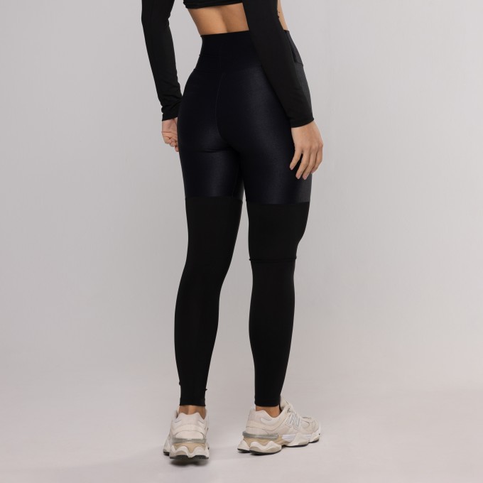 Legging Recorte Perna Logo Preta