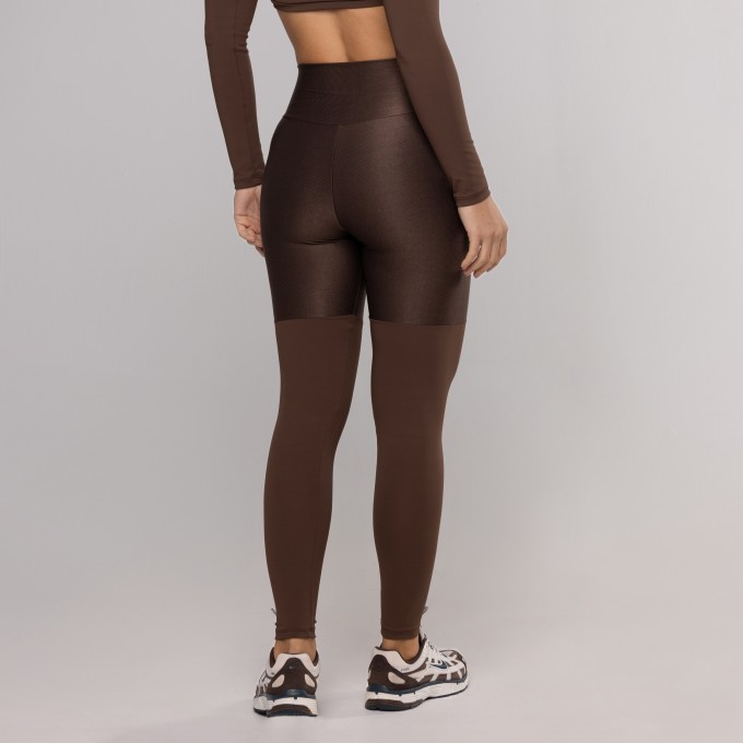Legging Recorte Perna Logo Marrom Escuro